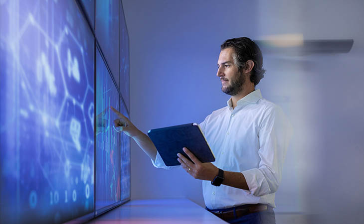 دور الذكاء الاصطناعي في تطوير المنتجات وابتكارها: مقابلة حصرية مع سامي عبدالله